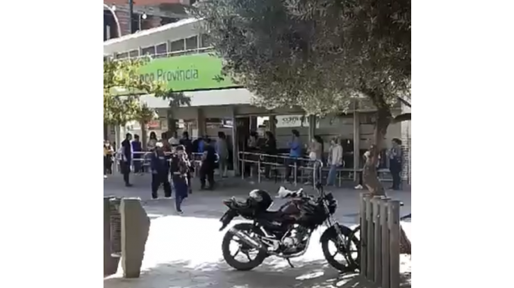 La salud en segundo plano: multitud de gente en los bancos  